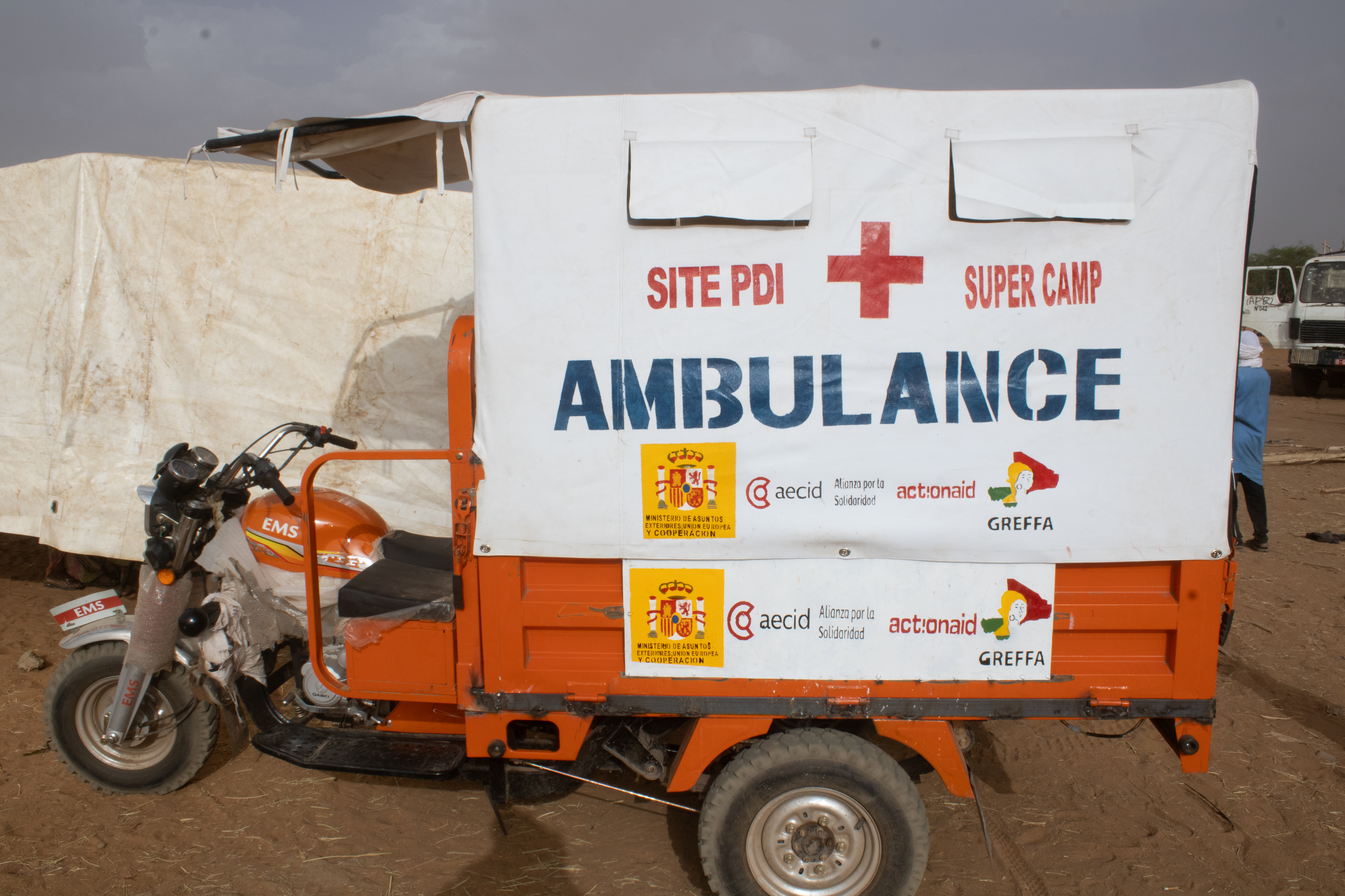 Remise officielle d’une moto tricycle ambulance au profit du site de Super Camp